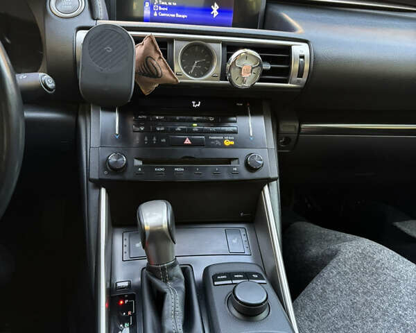 Білий Лексус ІС, об'ємом двигуна 2.5 л та пробігом 144 тис. км за 14500 $, фото 17 на Automoto.ua