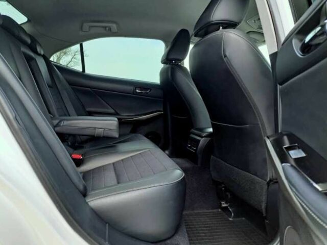 Білий Лексус ІС, об'ємом двигуна 2.5 л та пробігом 145 тис. км за 10000 $, фото 13 на Automoto.ua