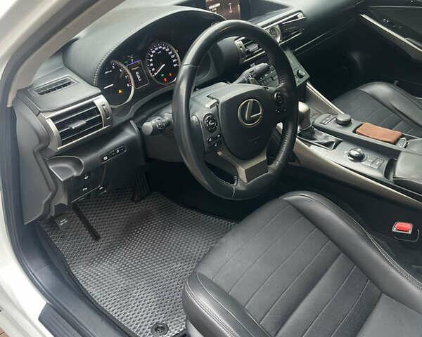 Білий Лексус ІС, об'ємом двигуна 2.5 л та пробігом 188 тис. км за 16200 $, фото 8 на Automoto.ua