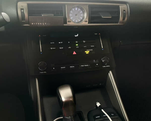 Білий Лексус ІС, об'ємом двигуна 2.5 л та пробігом 170 тис. км за 15300 $, фото 20 на Automoto.ua