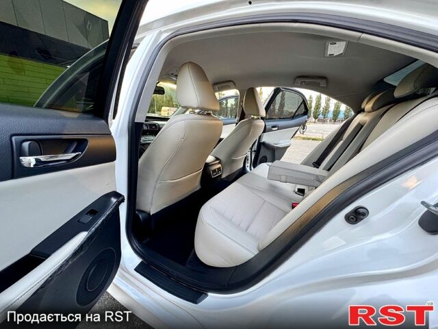 Белый Лексус ИС, объемом двигателя 2.5 л и пробегом 135 тыс. км за 15900 $, фото 3 на Automoto.ua