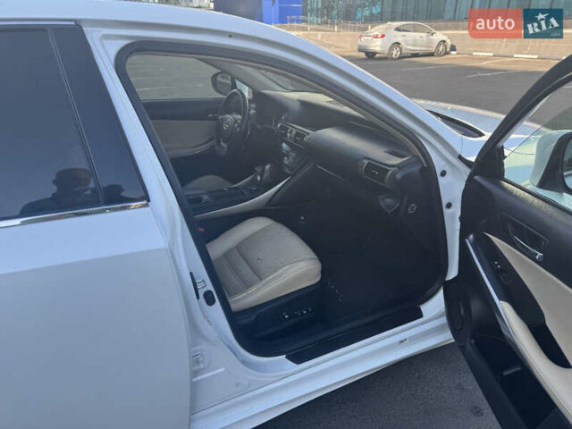 Білий Лексус ІС, об'ємом двигуна 2.5 л та пробігом 177 тис. км за 16300 $, фото 23 на Automoto.ua