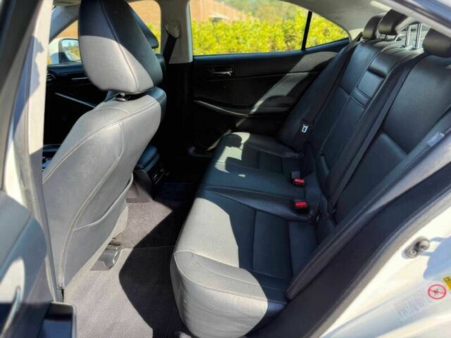 Білий Лексус ІС, об'ємом двигуна 2.5 л та пробігом 88 тис. км за 4350 $, фото 12 на Automoto.ua