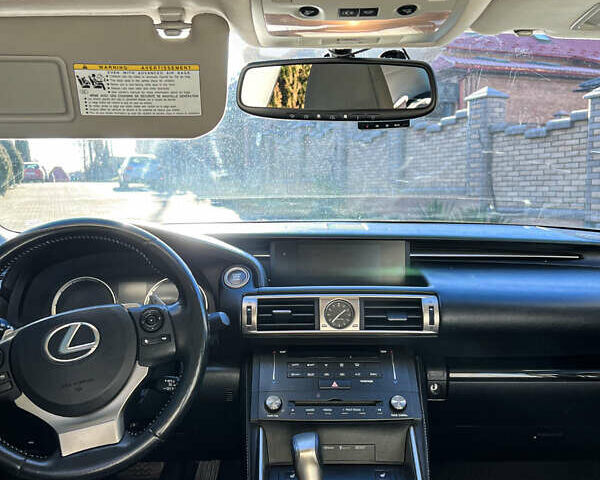 Белый Лексус ИС, объемом двигателя 2.5 л и пробегом 130 тыс. км за 16300 $, фото 3 на Automoto.ua