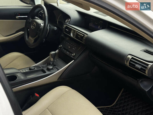 Белый Лексус ИС, объемом двигателя 2.5 л и пробегом 143 тыс. км за 14850 $, фото 24 на Automoto.ua