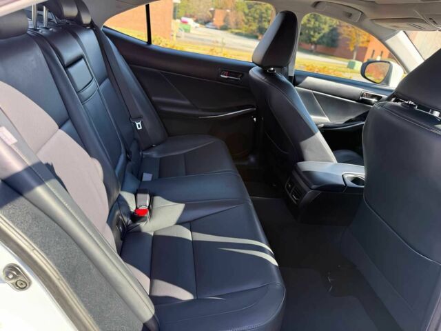 Белый Лексус ИС, объемом двигателя 2.5 л и пробегом 82 тыс. км за 4350 $, фото 12 на Automoto.ua