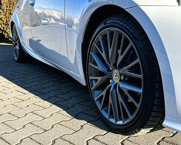 Белый Лексус ИС, объемом двигателя 2.5 л и пробегом 130 тыс. км за 16300 $, фото 1 на Automoto.ua