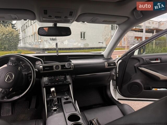 Белый Лексус ИС, объемом двигателя 2.5 л и пробегом 210 тыс. км за 14699 $, фото 24 на Automoto.ua