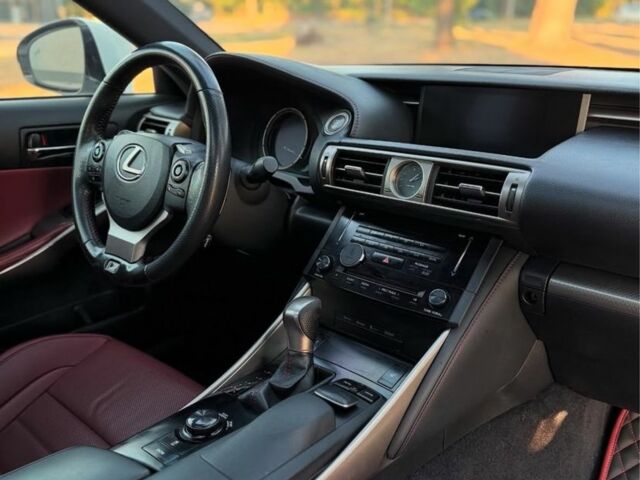 Белый Лексус ИС, объемом двигателя 2.5 л и пробегом 188 тыс. км за 15800 $, фото 6 на Automoto.ua