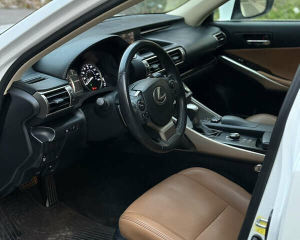 Білий Лексус ІС, об'ємом двигуна 2.5 л та пробігом 138 тис. км за 16800 $, фото 3 на Automoto.ua