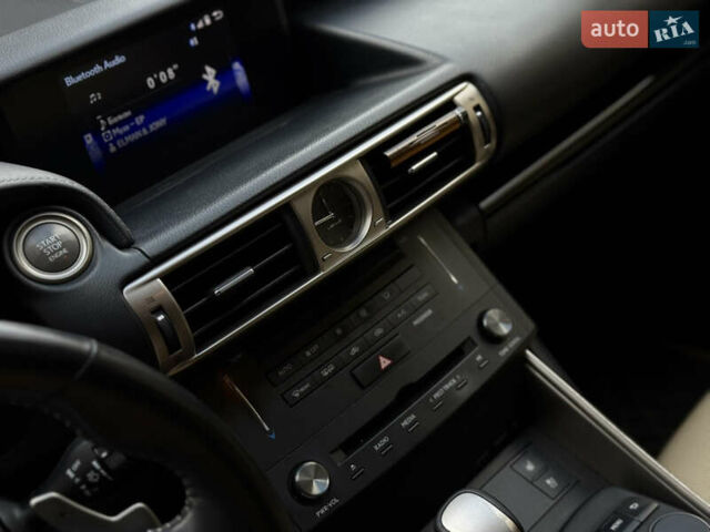 Белый Лексус ИС, объемом двигателя 2.5 л и пробегом 143 тыс. км за 15700 $, фото 12 на Automoto.ua