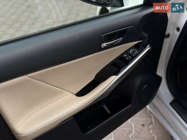 Белый Лексус ИС, объемом двигателя 2.5 л и пробегом 143 тыс. км за 15700 $, фото 13 на Automoto.ua