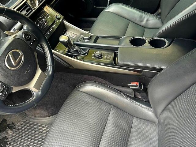 Белый Лексус ИС, объемом двигателя 2.5 л и пробегом 189 тыс. км за 13900 $, фото 12 на Automoto.ua