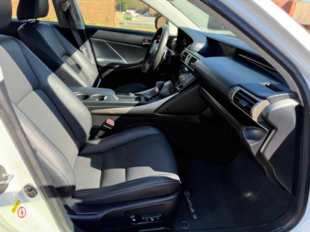 Белый Лексус ИС, объемом двигателя 2.5 л и пробегом 87 тыс. км за 4250 $, фото 9 на Automoto.ua