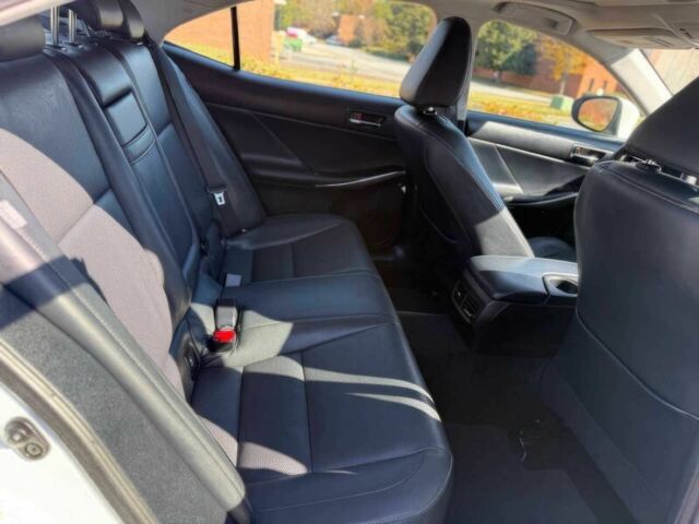 Белый Лексус ИС, объемом двигателя 2.5 л и пробегом 87 тыс. км за 4250 $, фото 10 на Automoto.ua