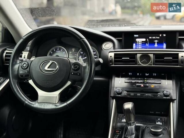 Белый Лексус ИС, объемом двигателя 2.5 л и пробегом 240 тыс. км за 12500 $, фото 69 на Automoto.ua