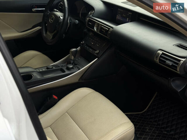 Белый Лексус ИС, объемом двигателя 2.5 л и пробегом 143 тыс. км за 14850 $, фото 25 на Automoto.ua