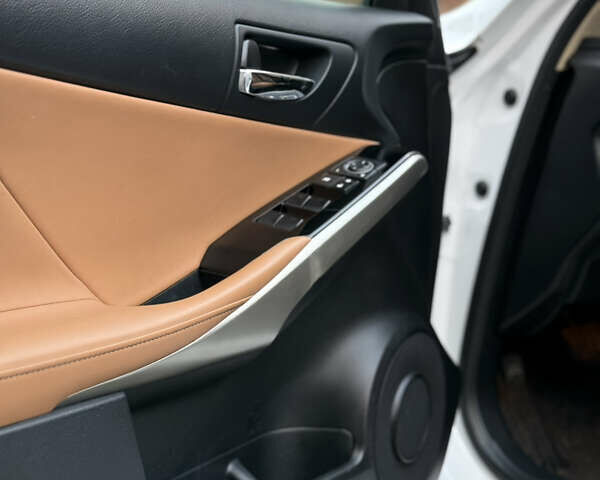 Білий Лексус ІС, об'ємом двигуна 2.5 л та пробігом 138 тис. км за 16800 $, фото 4 на Automoto.ua