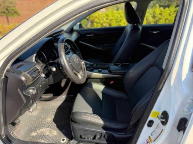 Белый Лексус ИС, объемом двигателя 2.5 л и пробегом 82 тыс. км за 4350 $, фото 10 на Automoto.ua