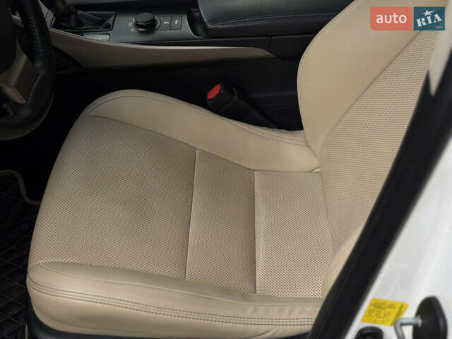 Белый Лексус ИС, объемом двигателя 2.5 л и пробегом 143 тыс. км за 15700 $, фото 15 на Automoto.ua