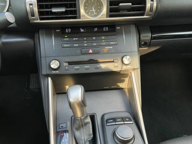 Белый Лексус ИС, объемом двигателя 2.5 л и пробегом 157 тыс. км за 14400 $, фото 13 на Automoto.ua