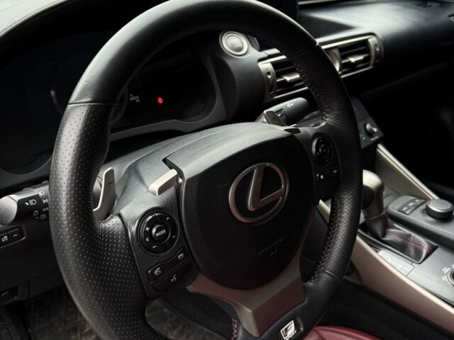 Белый Лексус ИС, объемом двигателя 2 л и пробегом 124 тыс. км за 17130 $, фото 4 на Automoto.ua