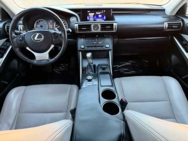 Белый Лексус ИС, объемом двигателя 2.5 л и пробегом 76 тыс. км за 6300 $, фото 5 на Automoto.ua