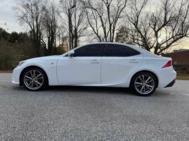 Белый Лексус ИС, объемом двигателя 2.5 л и пробегом 80 тыс. км за 15100 $, фото 4 на Automoto.ua