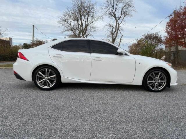 Белый Лексус ИС, объемом двигателя 2.5 л и пробегом 80 тыс. км за 15100 $, фото 3 на Automoto.ua