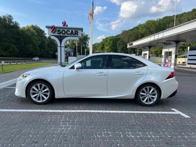 Белый Лексус ИС, объемом двигателя 2.5 л и пробегом 157 тыс. км за 14400 $, фото 3 на Automoto.ua