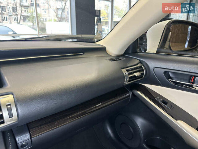 Белый Лексус ИС, объемом двигателя 2.5 л и пробегом 98 тыс. км за 16900 $, фото 31 на Automoto.ua