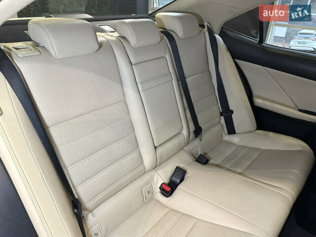 Белый Лексус ИС, объемом двигателя 2.5 л и пробегом 98 тыс. км за 16900 $, фото 48 на Automoto.ua