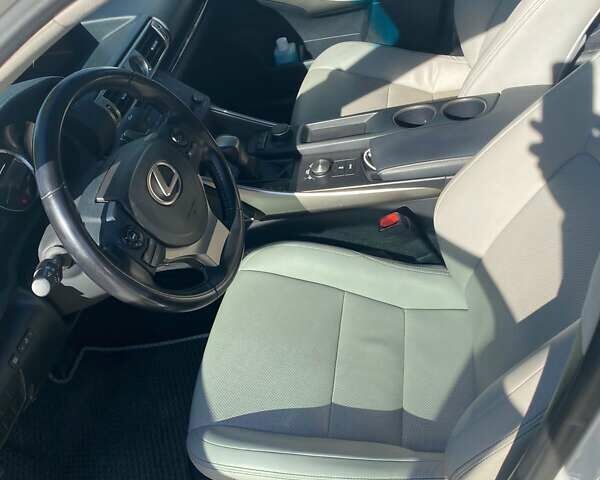 Белый Лексус ИС, объемом двигателя 2 л и пробегом 118 тыс. км за 16700 $, фото 16 на Automoto.ua