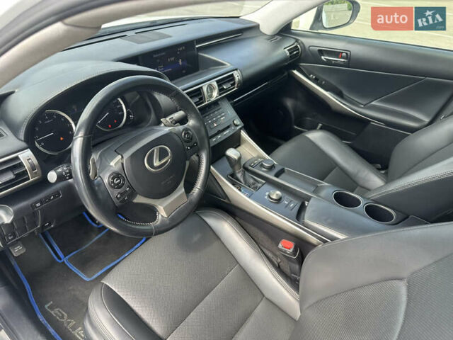 Белый Лексус ИС, объемом двигателя 2.5 л и пробегом 159 тыс. км за 17100 $, фото 10 на Automoto.ua