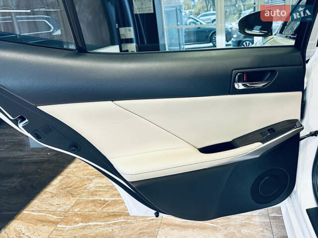 Белый Лексус ИС, объемом двигателя 2.5 л и пробегом 98 тыс. км за 16900 $, фото 40 на Automoto.ua