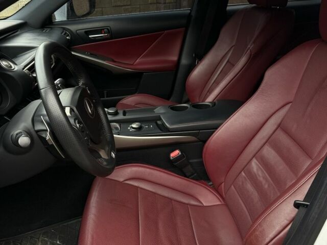 Белый Лексус ИС, объемом двигателя 2 л и пробегом 124 тыс. км за 17130 $, фото 3 на Automoto.ua