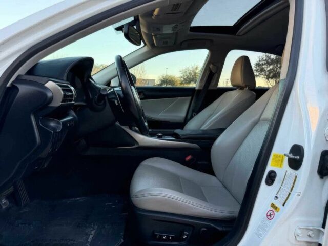 Белый Лексус ИС, объемом двигателя 2.5 л и пробегом 76 тыс. км за 6300 $, фото 7 на Automoto.ua