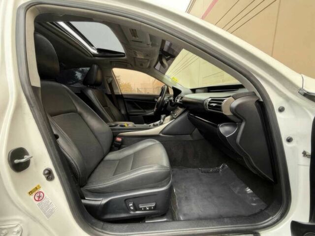 Білий Лексус ІС, об'ємом двигуна 2.5 л та пробігом 80 тис. км за 14300 $, фото 7 на Automoto.ua