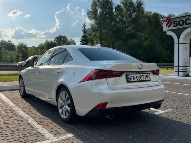 Белый Лексус ИС, объемом двигателя 2.5 л и пробегом 157 тыс. км за 14400 $, фото 2 на Automoto.ua