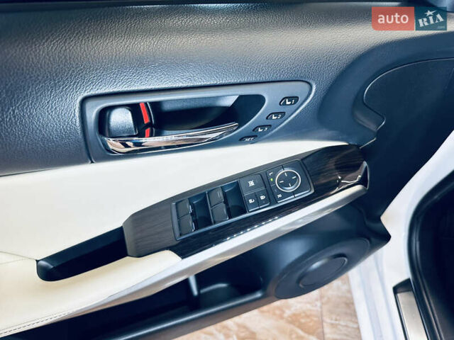 Белый Лексус ИС, объемом двигателя 2.5 л и пробегом 98 тыс. км за 16900 $, фото 23 на Automoto.ua