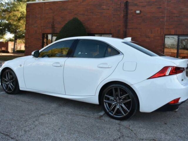 Белый Лексус ИС, объемом двигателя 2 л и пробегом 80 тыс. км за 9900 $, фото 3 на Automoto.ua