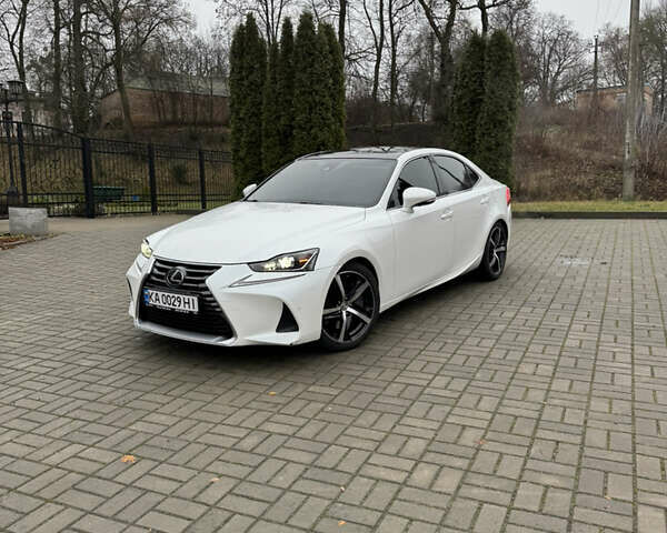 Белый Лексус ИС, объемом двигателя 2 л и пробегом 115 тыс. км за 17700 $, фото 3 на Automoto.ua