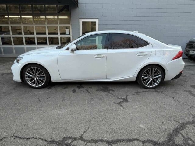 Белый Лексус ИС, объемом двигателя 2 л и пробегом 75 тыс. км за 5900 $, фото 3 на Automoto.ua