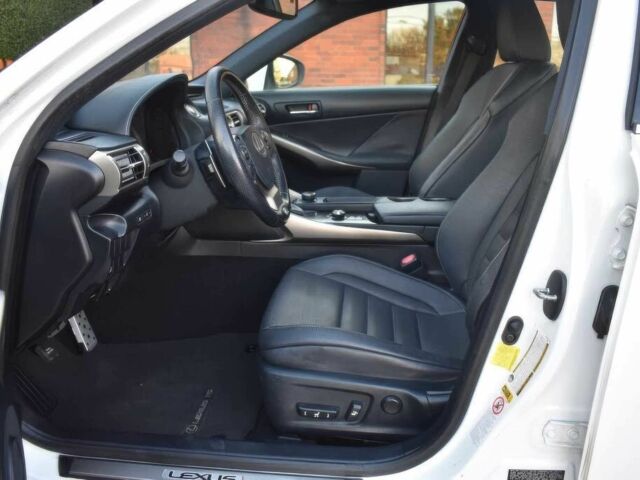 Белый Лексус ИС, объемом двигателя 2 л и пробегом 80 тыс. км за 9900 $, фото 6 на Automoto.ua