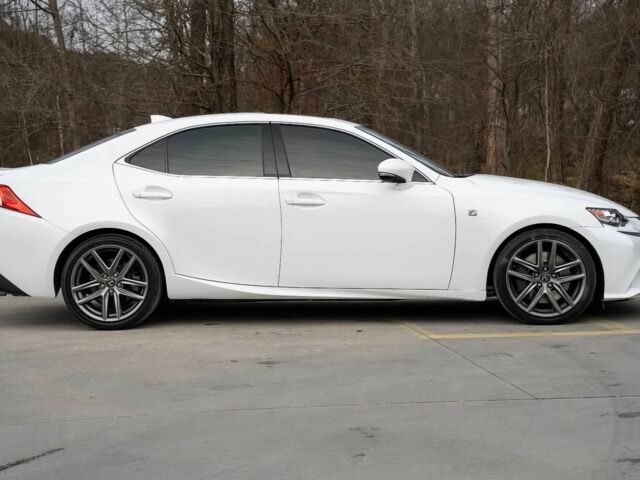 Белый Лексус ИС, объемом двигателя 3.5 л и пробегом 74 тыс. км за 11100 $, фото 3 на Automoto.ua