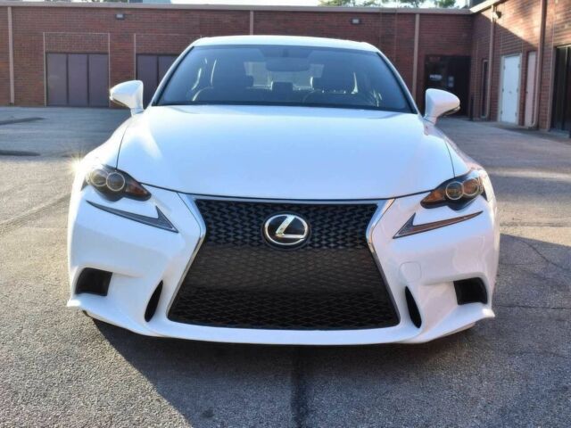 Белый Лексус ИС, объемом двигателя 2 л и пробегом 80 тыс. км за 9900 $, фото 1 на Automoto.ua