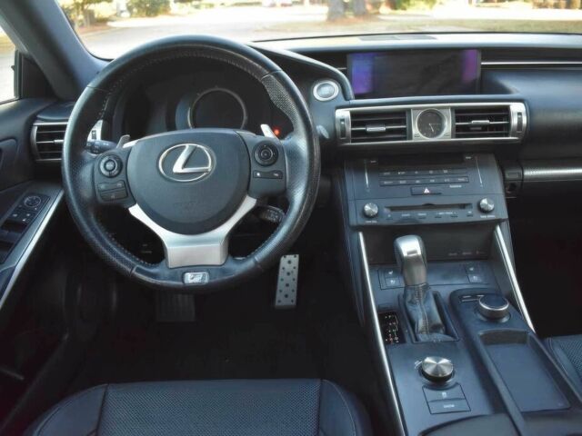 Белый Лексус ИС, объемом двигателя 2 л и пробегом 80 тыс. км за 9900 $, фото 7 на Automoto.ua