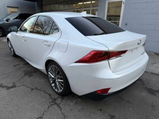 Белый Лексус ИС, объемом двигателя 2 л и пробегом 75 тыс. км за 5900 $, фото 4 на Automoto.ua