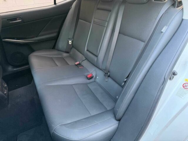 Белый Лексус ИС, объемом двигателя 2 л и пробегом 75 тыс. км за 5900 $, фото 13 на Automoto.ua