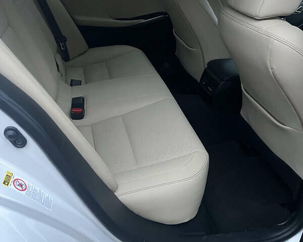 Белый Лексус ИС, объемом двигателя 0 л и пробегом 168 тыс. км за 17999 $, фото 5 на Automoto.ua